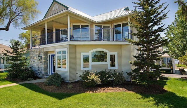 Lakefront 3-BR Home Summer and Winter Getaways close to Sports Force