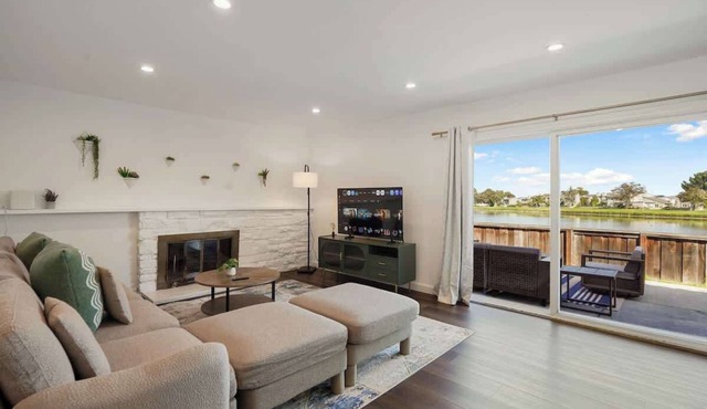 Lakefront 3Beds/1.5Bath Retreat w/Water Views Walk to Shops Near SF