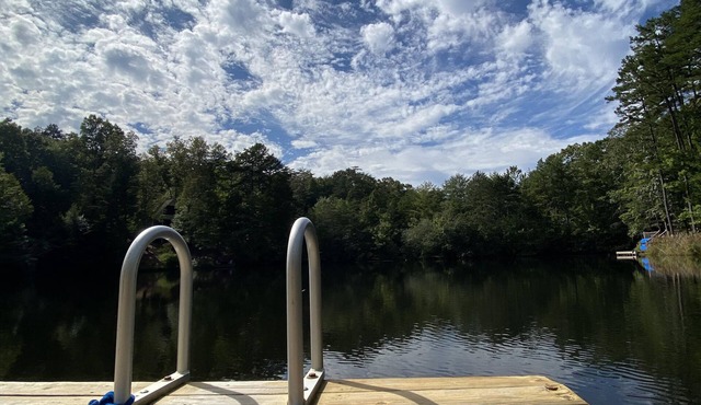 LAKEFRONT 3BR, PET FRIENDLY, HOT TUB, FIREPIT, OUTDOOR BAR, DOCKS, FISHING. FUN!