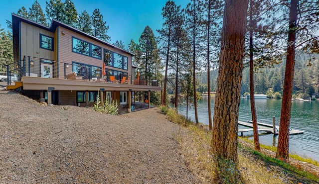 Lakefront 3BR w/Boat Slip, Deck & Sunset Views