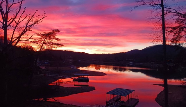 LAKEFRONT 4/3.5, Private Dock, Pool Table, Lakeside Firepit, Kayaks, Paddleboat