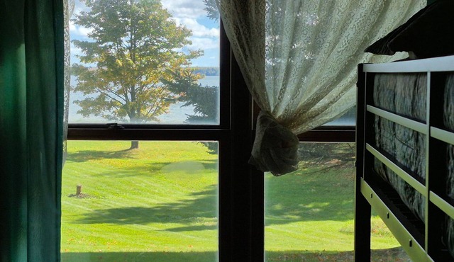 Lakefront 4 bdrm Cabin Retreat on Big Manistique Lake