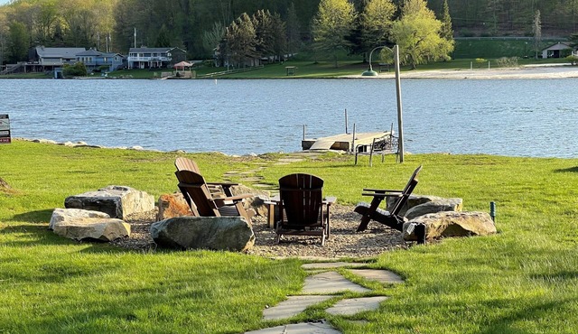 Lakefront 4 Bedroom 2.5 Bath Hot Tub, Firepit, Dock, Deck and great backyard!