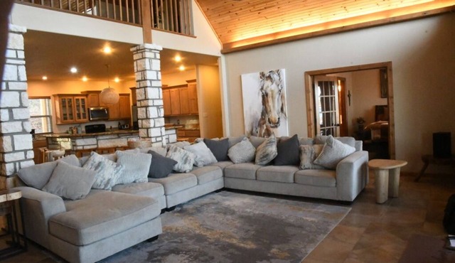 Lakefront 4 bedroom/4 bath family retreat with bunk room and beautiful views
