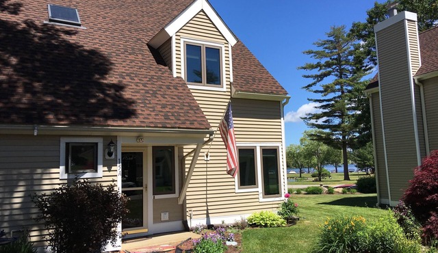 Lakefront 4 bedroom Fall getaway on Winnipesaukee