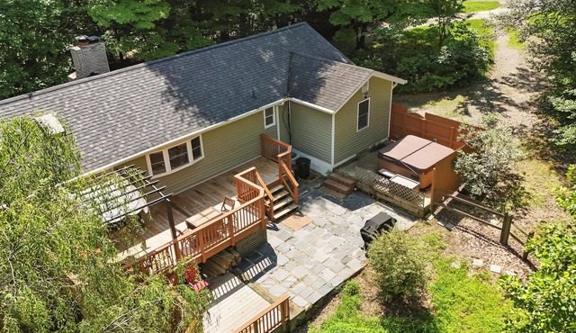 Lakefront 4-bedroom house in enchanting Quinton with WiFi, AC