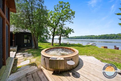 Lakefront 4-Bedroom Retreat with Hot Tub
