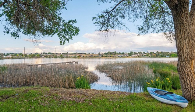 Lakefront 4-bedroom house with AC, WiFi in parklike setting on Moses Lake.