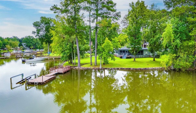 Lakefront 4-Bedroom with Panoramic Views, Private Dock & Boat Ramp Access