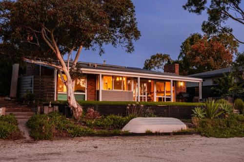 Lakefront 4 BR house at Patterson Lake KayakBBQ