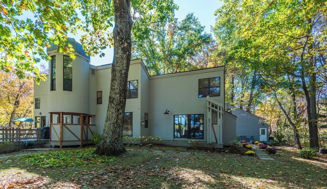 Lakefront 4-Season Stunning Home and Guest House W/Tennis Court & Full Gym