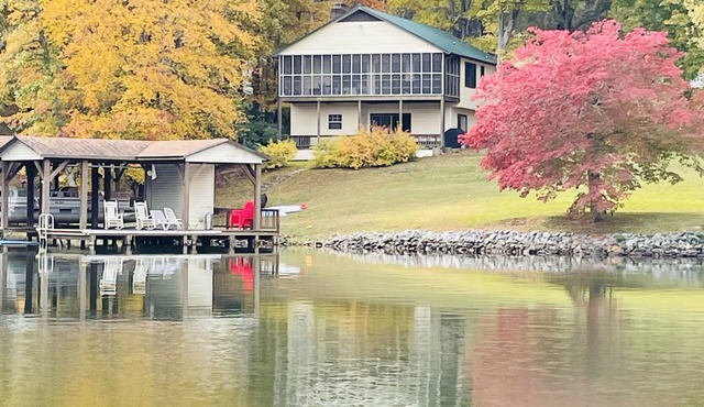 Lakefront 4bd-2ba; Deep water; Large Porch; 2 night min; Sleeps 14; Pet friendly