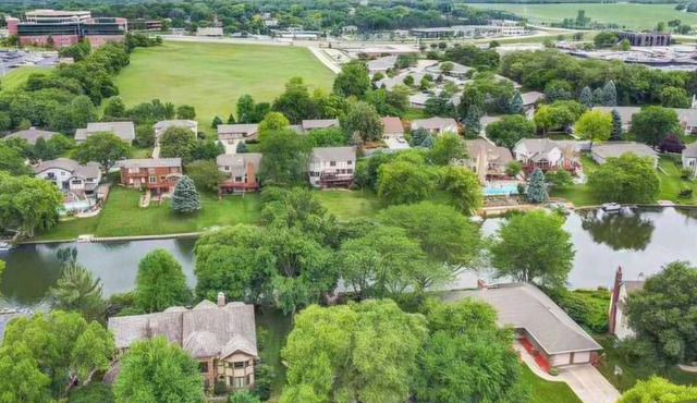 Lakefront 4BD House. Private Lake, Pool, Hot Tub & SPA - Perfect Getaway Retreat
