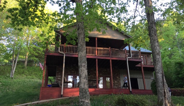 Lakefront 4BR/2BA Cabin - Sleeps 10 -> Pets Stay Free <-