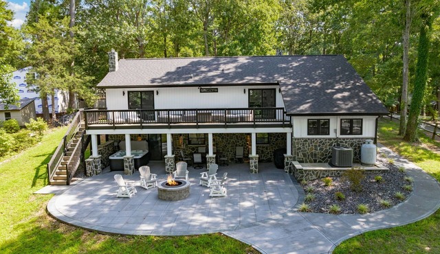 Lakefront 4BR, Hot Tub, Kayaks, Paddleboards, Fire pit, Fireplace