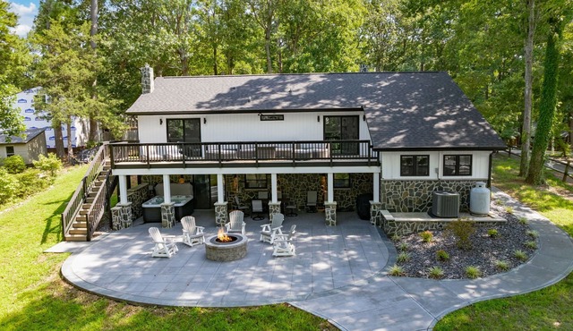 Lakefront 4BR, Hot Tub, Kayaks, Paddleboards, Fire pit, Fireplace, Pool Table