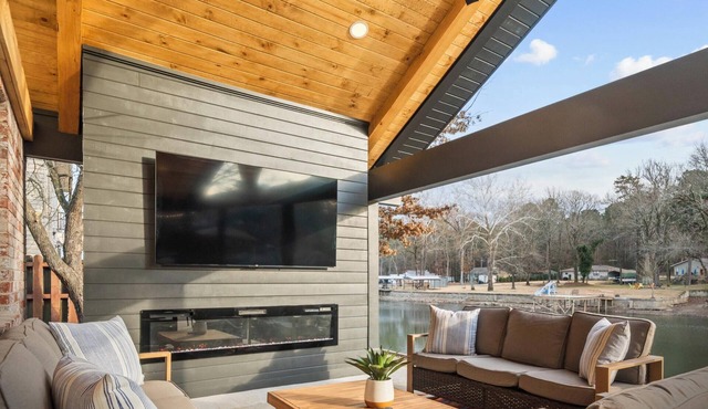 Lakefront 4BR on Lake Hamilton, Dock, Hot Tub, Game Room, Sleeps 10