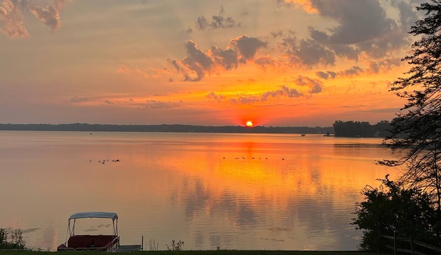 Lakefront 4BR Retreat on Austin Lake. Perfect for families/relocations