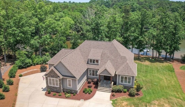Lakefront 5 bedroom- Firepit, Bar, Screen Porch, Bunkroom!