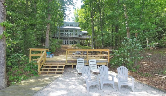 Lakefront 5 bedroom pet-friendly home on Lake Anna w/game room, hot tub & beach