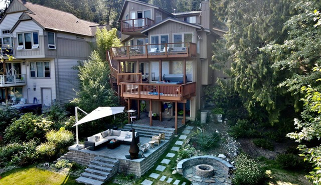 Lakefront 5 bedroom & 3.5 bathroom House with Water Toys, Patio & Fire Pit