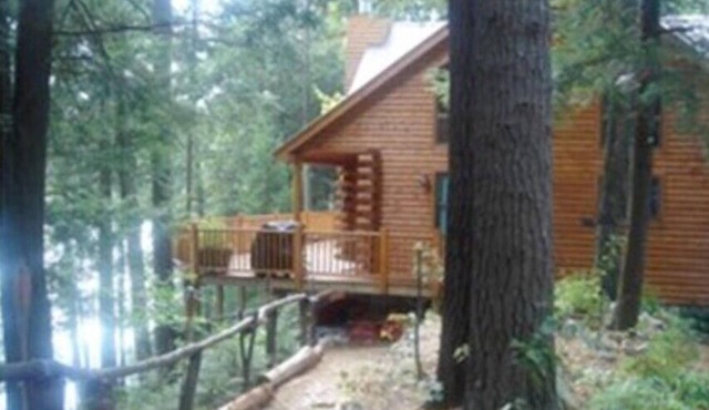Lakefront 5-bedroom+loft cabin w/WiFi, AC near Chestertown in Adirondack Park.