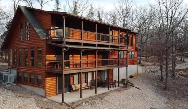Lakefront 5 Bedroom, 3 Bath Cabin on Tablerock Lake, PONTOON available to rent!