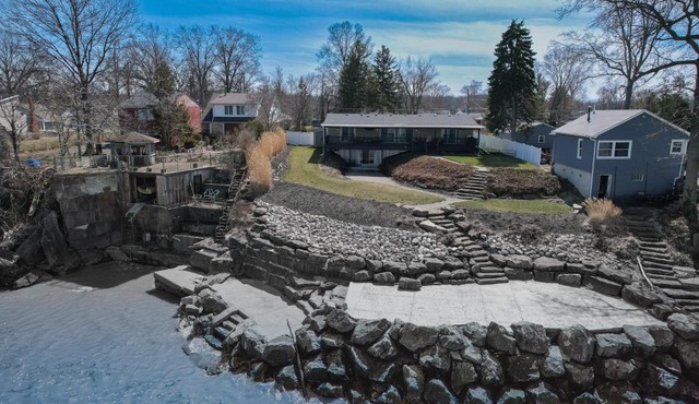 Lakefront 5 Bedroom Vacation Home - Sleeps 12!