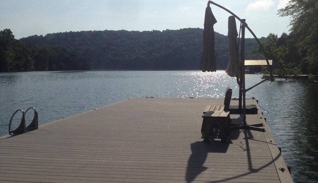 Lakefront 5 BR Vacation Home w/Large Private Dock- Only 12 Steps to the lake!