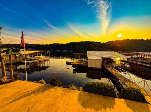 Lakefront 5BD/3BA/Dock/Firepit/Pet Friendly-17PP