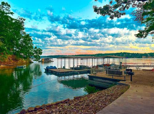 Lakefront 5BD/4.5BA/2Pools/Hottub/Sauna/Firepit/PizzaOven/Dock/PuttingGreen-10PP