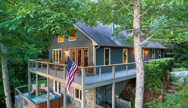Lakefront 5BR Private Dock, boats Hot Tub, Game Room, EV Charger, Near WCU/Sylva