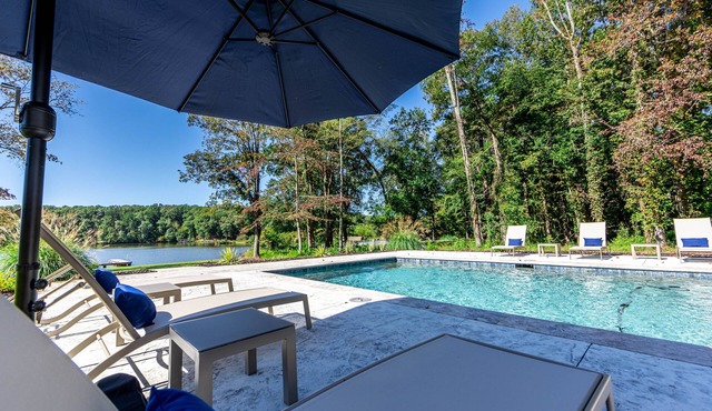 Lakefront, 6 bedroom 5.5 bath with pool, game room and fire pit- sleeps 14