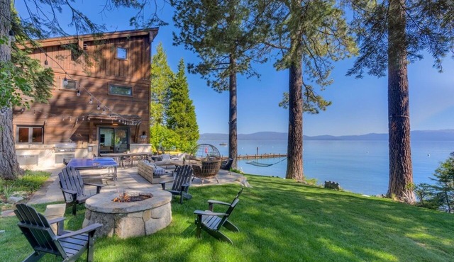 Lakefront 6-bedroom house with Pier and Hot tub perfect for family getaways