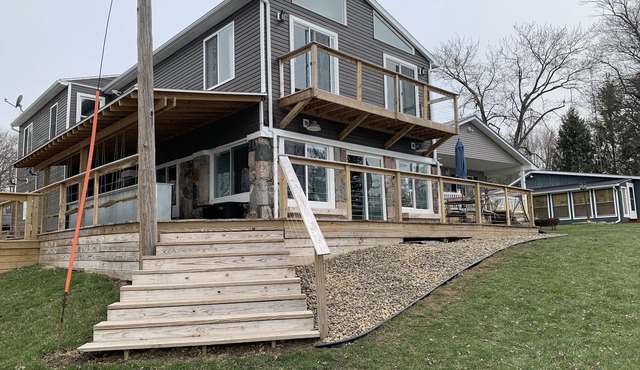 Lakefront 6 Bedroom Home on Beautiful Nettle Lake with Outdoor Tiki Bar !