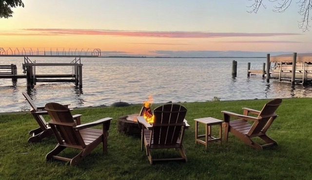 Lakefront 6-bedroom lake house with AC in welcoming Winneconne