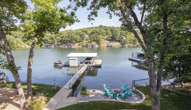Lakefront 6 BR I Sleeps 14 I Private Dock & Boat Slip I 8MM Main Channel