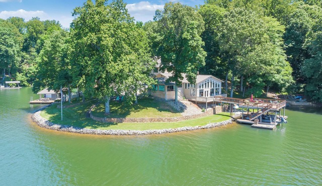 Lakefront 600 ft shore with beach & 28x28 sundeck, 4 King & 3 Twin beds for 11