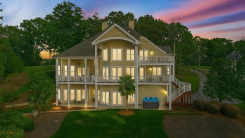 Lakefront 6BDR Priv Dock Game Room Firepit Jakes Lake House by Avantstay