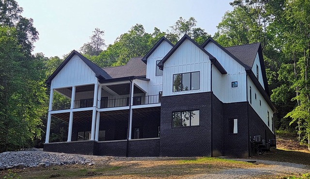 LakeFront 7 bedroom Cottage. Private Cove, no Steps to Water, golf cart!