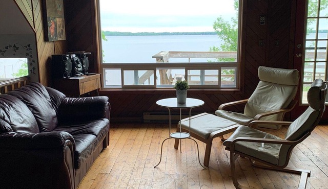Lakefront 7-Bedroom Cottage