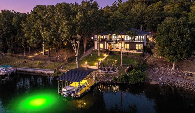 Lakefront: 7BR · Dock · Hot Tub · Sauna Sleeps 15