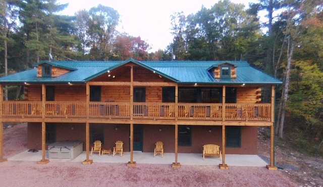 LAKEFRONT 70" TV HOT TUB POOL TABLE FIRE PIT POKER FAMILY/PET FRIENDLY