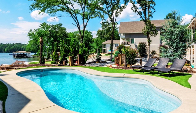 Lakefront 7BR With Private Pool, Hot Tub, Putting Green, Arcade, Stunning Views