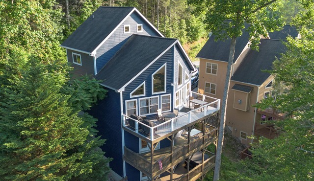 Lakefront 8 Bed; Sleeps 22; Hot Tub and Private Dock!