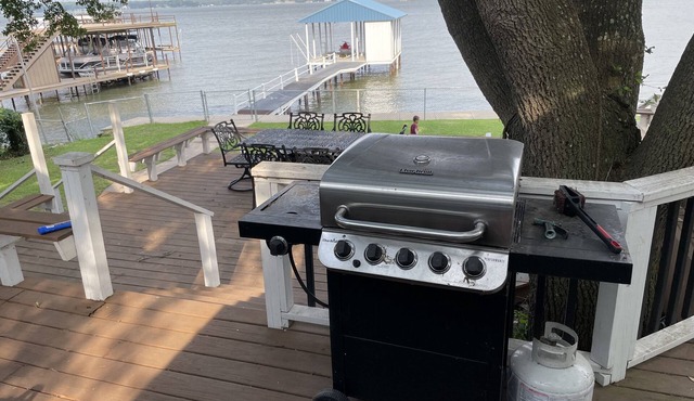 Lakefront, 8 beds, 3 bath, sleeps 18 , large living area, possible bunk room