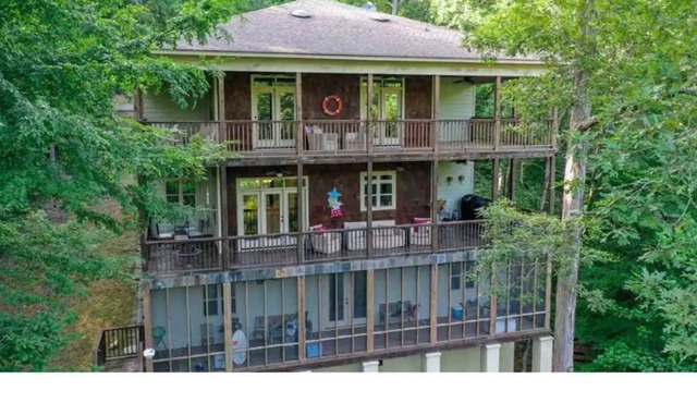 Lakefront Access 6-bed Pickwick Lake House w/ Dock