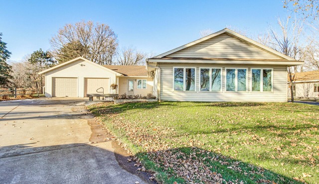 Lakefront Aitkin Home w/Sunroom: Walk to Beach!