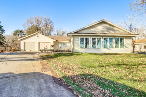 Lakefront Aitkin Home w/Sunroom: Walk to Beach!