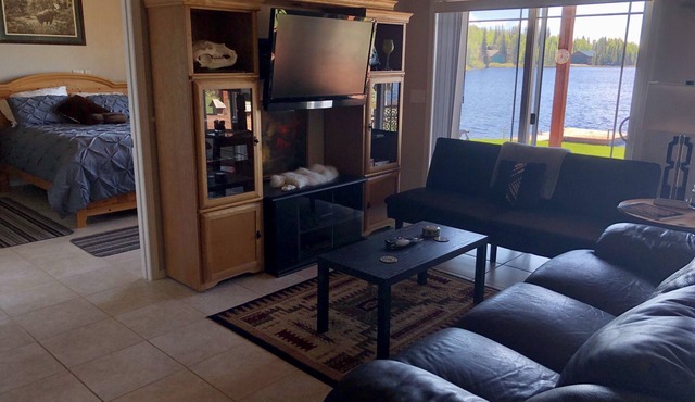 Lakefront Alaskan Home - Epic Views, Float Planes, Near Town